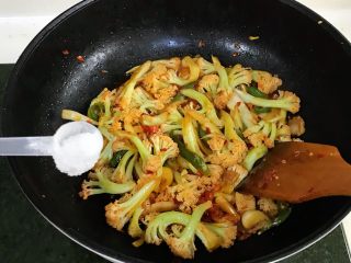 11、干锅花菜,加入细砂糖提鲜。