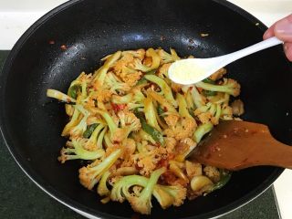 12、干锅花菜,加入鸡精调味,翻炒均匀。