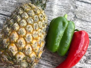 1、菠萝咕咾肉,水淀粉勾芡