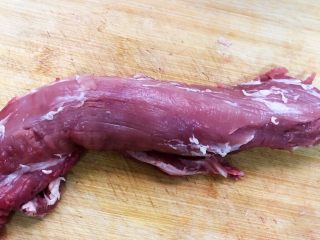 3、菠萝咕咾肉,里脊肉洗净,用厨房纸吸干水
