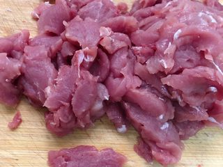 4、菠萝咕咾肉,切成薄片