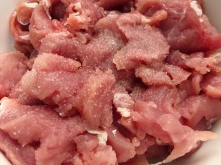 5、菠萝咕咾肉,倒入少许料酒,再洒一丢丢盐和五香粉腌制一下