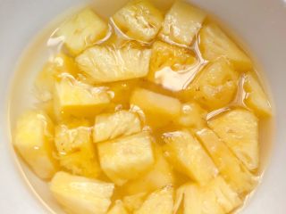 6、菠萝咕咾肉,菠萝切小块,在淡盐水里泡一会儿