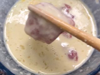 12、菠萝咕咾肉,腌制好的肉片放面糊里滚一下,让每一个部位都沾上糊糊