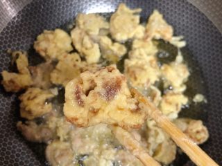 14、菠萝咕咾肉,炸熟捞出,放凉后再炸一遍,一遍炸熟,二遍炸脆