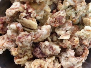 15、菠萝咕咾肉,炸好的肉,叫它酥肉