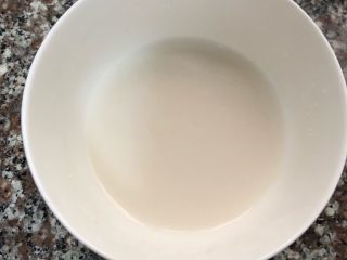 16、菠萝咕咾肉,取一个小碗弄些水淀粉勾芡用