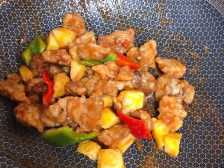 22、菠萝咕咾肉,快速翻炒均匀出锅,整个过程一定要快,不然肉就不脆了