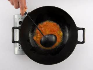 3、番茄烧菜 竟也有那么多小技巧,1-3 热锅冷油，倒入番茄，捣碎番茄，炒至出汁