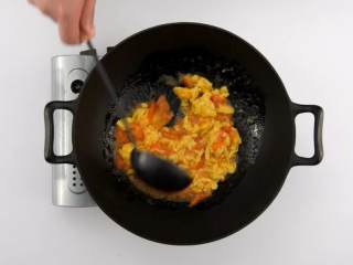 4、番茄烧菜 竟也有那么多小技巧,1-4 倒入炒蛋，翻炒均匀，加盐翻炒