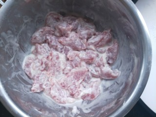 5、菠萝咕咾肉,抓匀上浆，腌制一会。