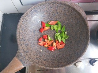 15、菠萝咕咾肉,把油倒出，只留一点点，把青红椒炒软