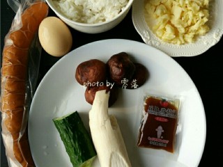 1、风味蛋焗饭,备好食材：剩米饭，香菇，黄瓜，杏鲍菇，鸡蛋，马苏里拉芝士，蒜香烤肠；