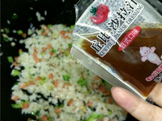 8、风味蛋焗饭,调入丘比沙拉汁；