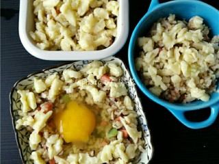 12、风味蛋焗饭,米饭上撒上马苏里拉芝士；