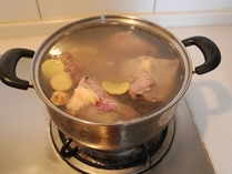 3、自制香辣卤牛肉,汤锅里放适量的水和几片姜片，冷水下切好的牛腱子焯水。