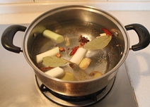 5、自制香辣卤牛肉,做卤汁：另起汤锅，加入适量的水（水量以没过大部分的牛肉为准）和葱段、姜片、八角、花椒和干辣椒等香料。