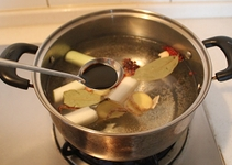 6、自制香辣卤牛肉,加入2勺的老抽，主要为了提色，量不用太多。