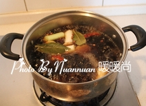 10、自制香辣卤牛肉,大火烧开后转小火煮15分钟左右即成卤汁。