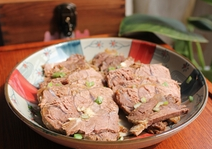 16、自制香辣卤牛肉,将卤好的牛肉切片，按照自己的口味喜好浇上调味汁或者蘸着调味汁吃就可以了。