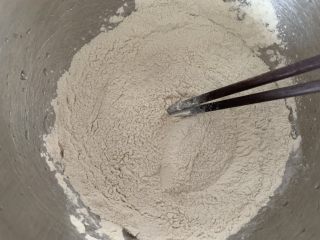 2、凉拌烤麸,酵母和面筋粉混合均匀