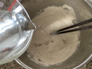 3、凉拌烤麸,加入纯净水