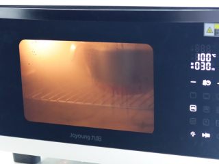 6、凉拌烤麸,发酵到两倍大后,放入九阳蒸汽烤箱100度蒸30分钟