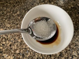 11、凉拌烤麸,加入糖和盐搅拌均匀 蒜水一起搅拌均匀