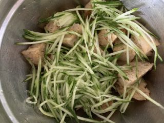 12、凉拌烤麸,加入黄瓜丝