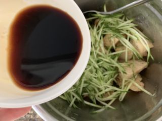 13、凉拌烤麸,把调好的酱汁加入到烤麸内