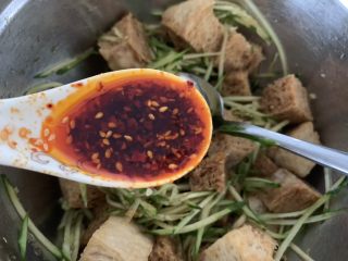 14、凉拌烤麸,再加一勺自己做的红油辣椒