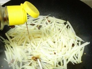 8、青椒土豆丝, 加醋,(生抽和醋最好在这步加,我认为青椒里面不需要这两样味道太重,也会使青椒发黄)