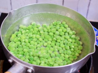 4、豌豆炒肉丁,锅中倒入适量的水烧开，再放入豌豆