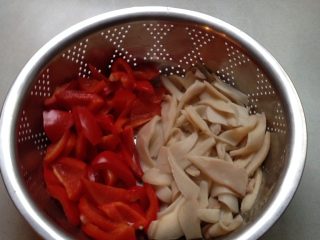 4、杏鲍菇炒肉,锅内放入水烧开，先放入杏鲍菇淖两分钟，捞出放在漏盆备用，红菜椒同上。