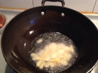 7、杏鲍菇炒肉,油温适度时，放入切好的姜，蒜片