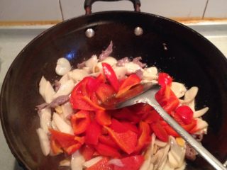 11、杏鲍菇炒肉,再放入焯好的红菜椒，