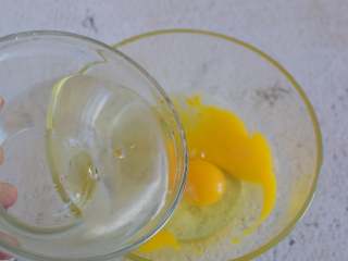 3、蒸蛋羹,加温水