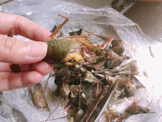 3、十三香小龙虾,用剪刀把头部剪了，反复清洗干净