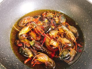 6、十三香小龙虾,油温不是特别热的时候放入小龙虾