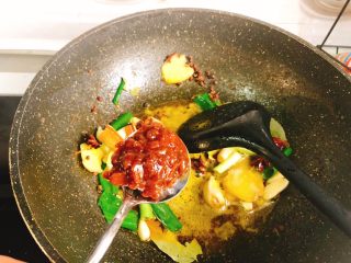 11、十三香小龙虾,放入一勺黄豆酱