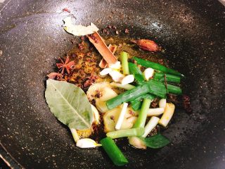 10、十三香小龙虾,放入葱姜蒜、花椒八角、香叶桂皮炒香
