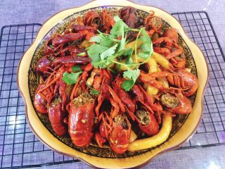 19、十三香小龙虾,装盘、放上香菜