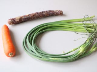 1、蒜苔炒腊肠,准备所需食材；