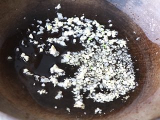 7、蒜苔炒腊肠,锅内放适量色拉油，放蒜末炒香；