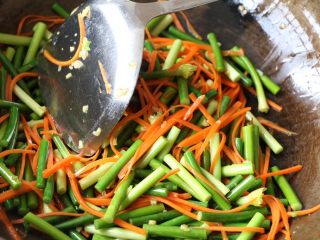 9、蒜苔炒腊肠,放入蒜苔翻炒均匀；