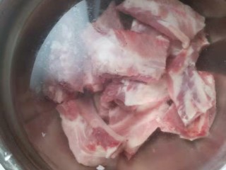 1、香酥排骨蒸土豆,排骨浸出血水