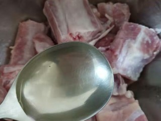 4、香酥排骨蒸土豆,加一汤勺料酒