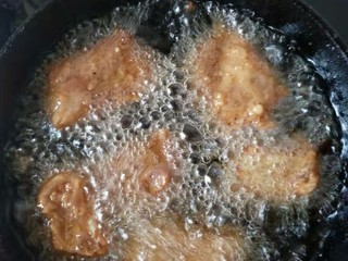 9、香酥排骨蒸土豆,排骨腌制入味后，中小火油炸至金黄色，油炸之前再把淀粉抓一抓，否则淀粉容易沉淀，