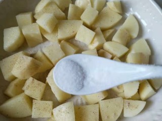 11、香酥排骨蒸土豆,土豆平铺一层，抓些白胡椒粉和细盐，均匀撒上去