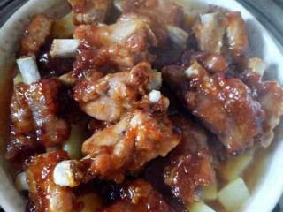 14、香酥排骨蒸土豆,蒸锅上汽后，上蒸锅隔水蒸25-30分钟，时间长一些，以便土豆熟透，同时使排骨更加酥烂，成功的作品，蒸到30分钟，会看到土豆浸泡在排骨的汤汁里，也就是说肯定会有汤汁，上图就是刚刚蒸好的。